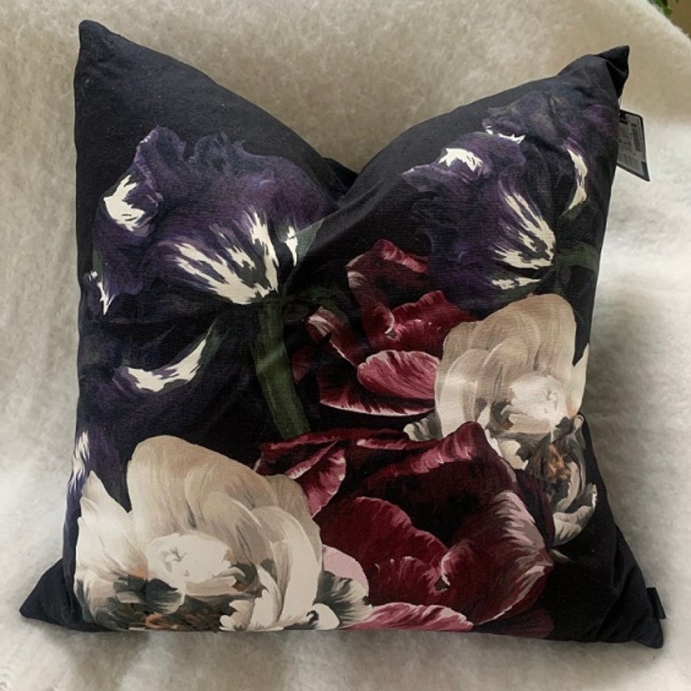 Blume Throw Pillow | Black | 20x20"